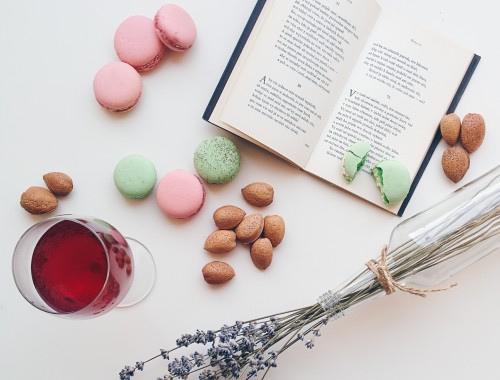 foodiesfeed.com_macarons-drink-book