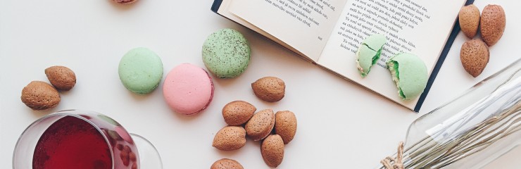 foodiesfeed.com_macarons-drink-book